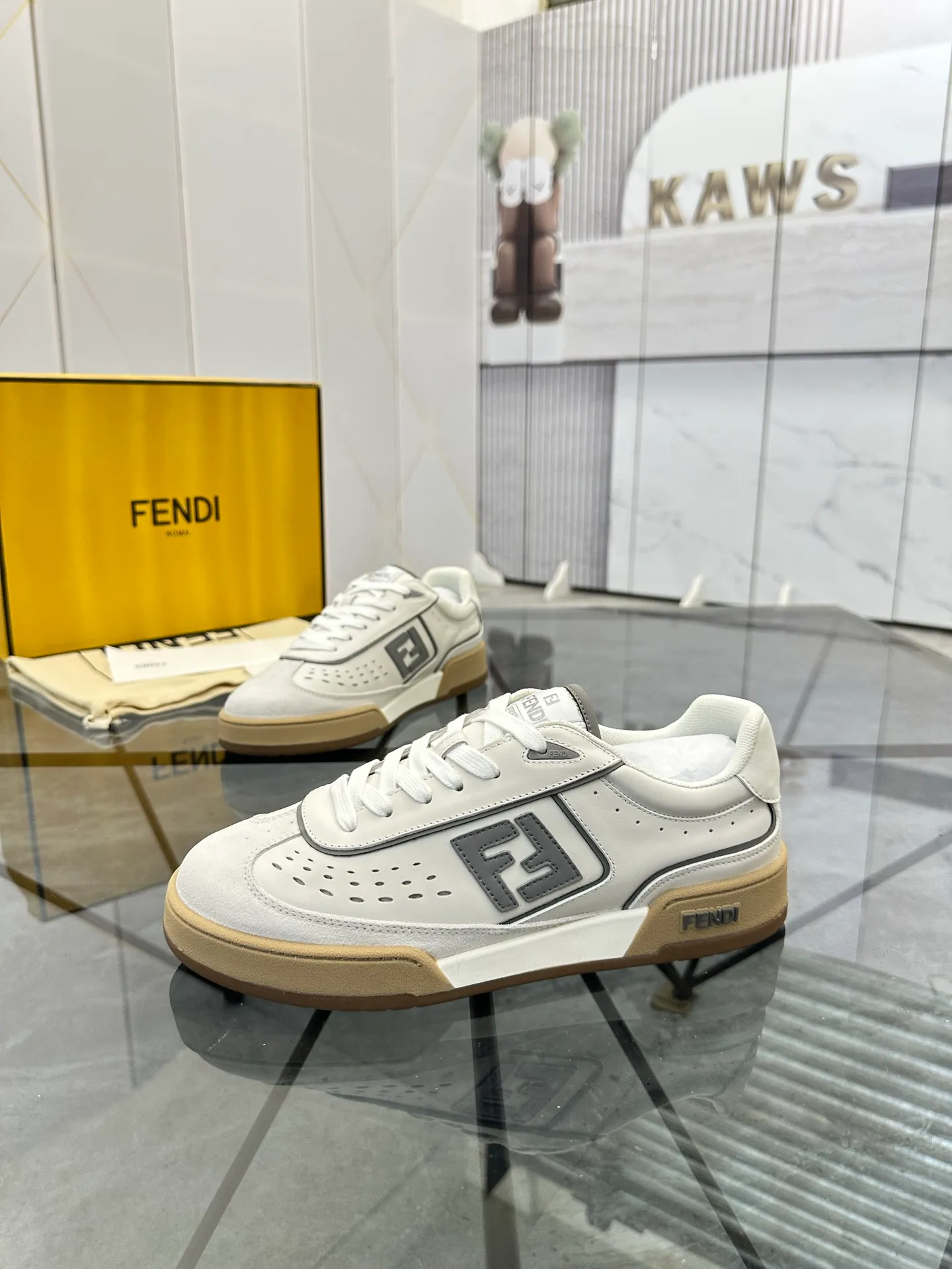 Selling men's shoes 💰: 💰P620¥ Top quality Product trademark: Fendi* "Fendi*" low-top casual shoes Regular size: 35-44 (can be customized to 38.45.46) Product material: imported first-layer nubuck leather upper, breathable lining, original outsole. No.:H208